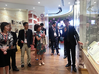 北京大學代表團參觀大學展覽廳